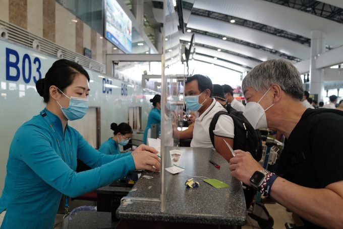 The Vietnamese government has decided to issue electronic visas (e-visas) to citizens of all countries entering Vietnam, starting August 15, 2023. According to the government's resolution on August 14, there are 13 airports that allow foreigners to enter and exit with e-visas, including Noi Bai, Tan Son Nhat, Cam Ranh, Da Nang, Cat Bi, Can Tho, Phu Quoc, Phu Bai, Van Don, Tho Xuan, Dong Hoi, Phu Cat, and Lien Khuong. 16 land border gates will also allow e-visa entries, such as Tay Trang (Dien Bien), Mong Cai (Quang Ninh), Huu Nghi (Lang Son), Lao Cai, Na Meo (Thanh Hoa), Nam Can (Nghe An), Cau Treo (Ha Tinh), Cha Lo (Quang Binh), La Lay and Lao Bao (Quang Tri), Bo Y (Kon Tum), Moc Bai and Xa Mat (Tay Ninh), Tinh Bien and Vinh Xuong (An Giang), Ha Tien (Kien Giang). 13 sea border gates will also allow e-visa entries like Hon Gai and Cam Pha (Quang Ninh), Hai Phong, Nghi Son (Thanh Hoa), Vung Ang (Ha Tinh), Chan May (Thua Thien Hue), Da Nang, Nha Trang (Khanh Hoa), Quy Nhon (Binh Dinh), Dung Quat (Quang Ngai), Vung Tau (Ba Ria Vung Tau), Ho Chi Minh City, Duong Dong (Kien Giang). On the same day, the government decided to temporarily allow stays from 15 to 45 days for citizens of 13 countries that were unilaterally exempted from Vietnamese visas. Specifically, the countries include Germany, France, Italy, Spain, United Kingdom, Russia, Japan, Korea, Denmark, Sweden, Norway, Finland, and Belarus. Citizens of these countries are now entitled to temporary stays of 45 days from entry date regardless of passport type or entry purpose. Previously, the National Assembly allowed increasing temporary stay periods for visa-exempt citizens to 45 days, compared to the 2014 Law on Entry, Exit, Transit and Residence of Foreigners in Vietnam. In June 2023, the National Assembly passed amendments to increase e-visa validity from 30 to 90 days. The government will decide the list of eligible countries and border gates for e-visa entries. Expanding e-visas is expected to attract more tourism, investment, business and research. Before this resolution, Vietnam granted e-visas to citizens of 80 countries.